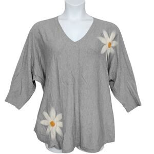 Aaeda Fine Knit Blouse White Floral Fuzzy Aplique Size 2X Gray 3/4 Sleeve V Neck
